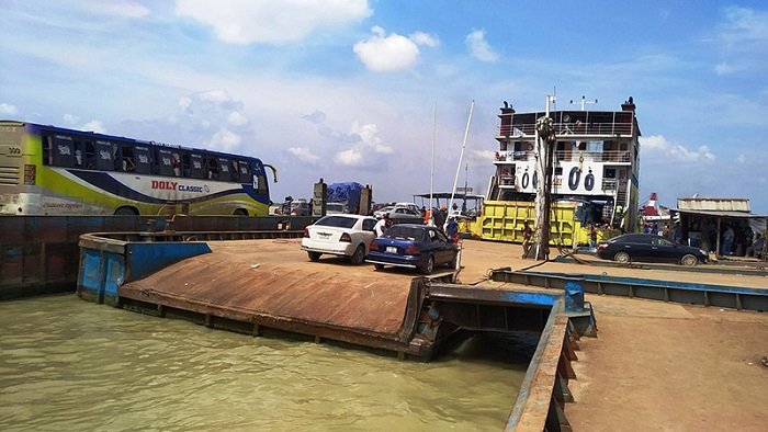 ফেরীতে গাড়ি ও যাত্রী পরিবহন বন্ধ