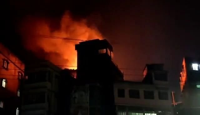 পুরান ঢাকায় ফানুস থেকে দোকানে আগুন