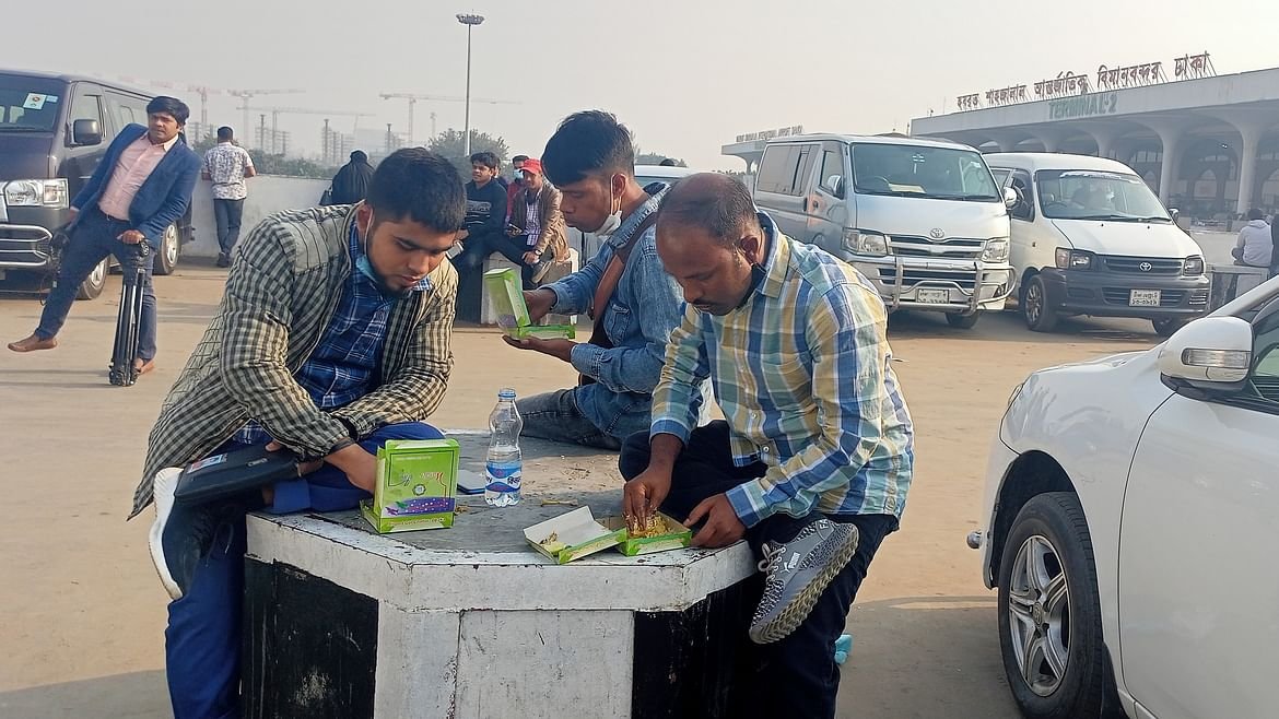 কাতার-আমিরাতগামীরা বিমানবন্দরে যেভাবে পেটের পীড়ায় আক্রান্ত হচ্ছেন