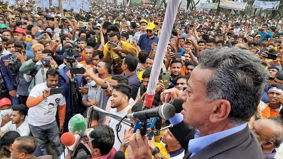 চট্টগ্রামে ভেঙে পড়ল বিএনপির সভা মঞ্চ