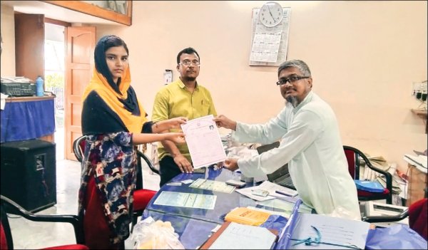 ৮০০তে ৭৯৭ পেয়ে মাদ্রাসা বোর্ডে প্রথম হয়ে রেকর্ড করলো সাদিয়া!